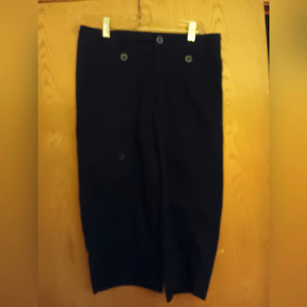 Women's size 1/2, Crest black capri pants